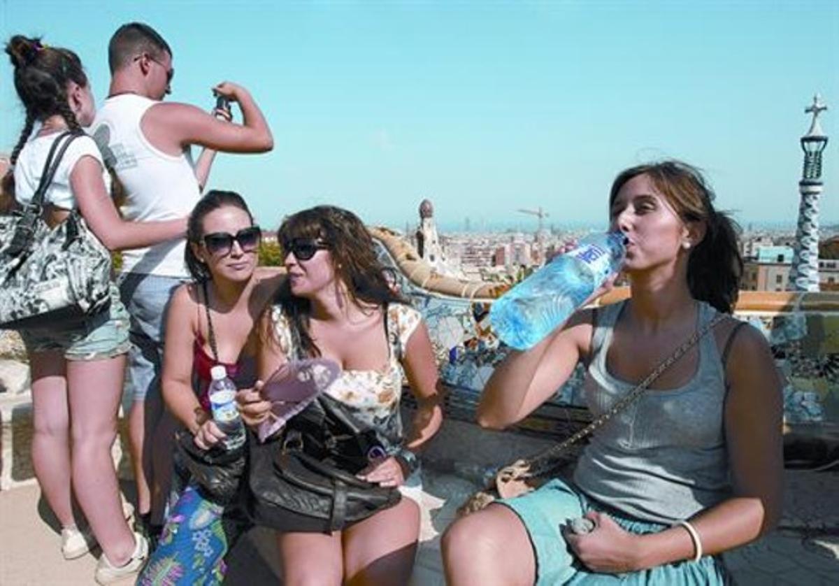 María José García, Miriam Hurtado i Miriam Sánchez, tres turistes de Linares (Jaén), ahir, de visita al parc Güell. María José García, Miriam Hurtado i Miriam Sánchez, tres turistes de Linares (Jaén), ahir, de visita al parc Güell.