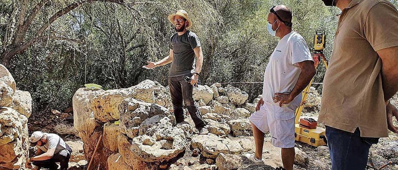 Los expertos trabajan en la excavación de uno de los tres portales.