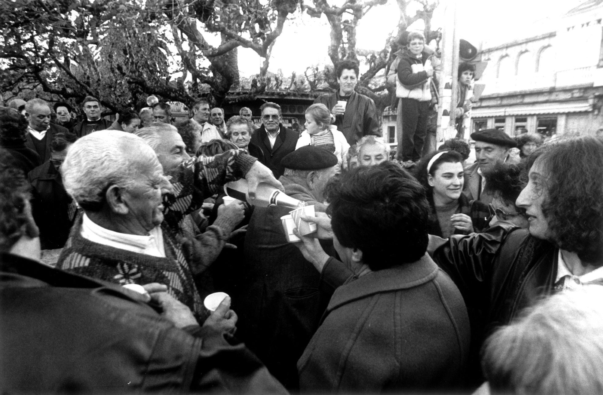 El conflicto de la contribución en Cangas: protestas y un alcalde asediado que no pudo volver a entrar en el Concello