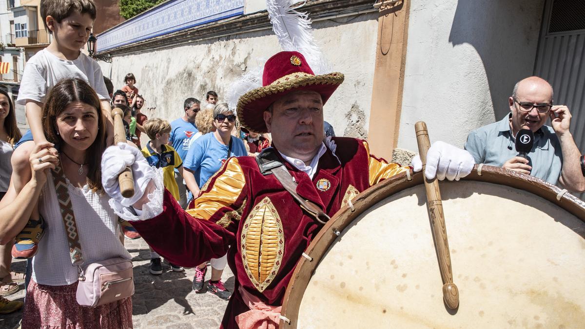 El tabaler anunciant la Patum