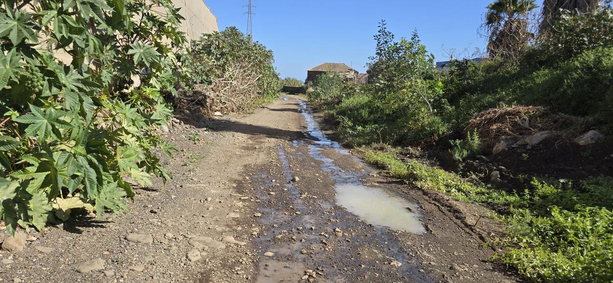 Vertido al aire libre en el Barranco de Silva denunciado por el colectivo ecologista Salvar Chira-Soria.