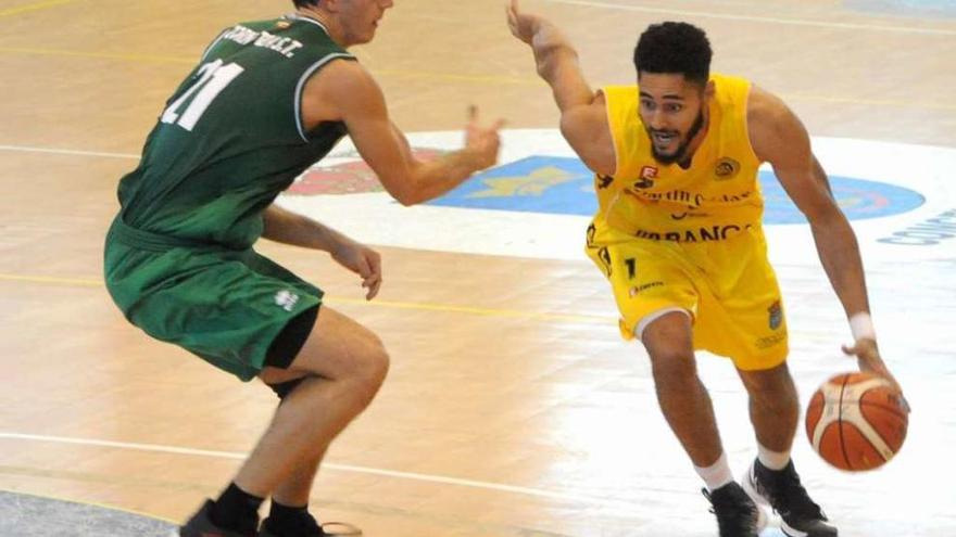 Matt Don alcanzó los diez puntos y 3 rebotes en 16 minutos de juego sobre la cancha de Azpeitia. // I.Abella