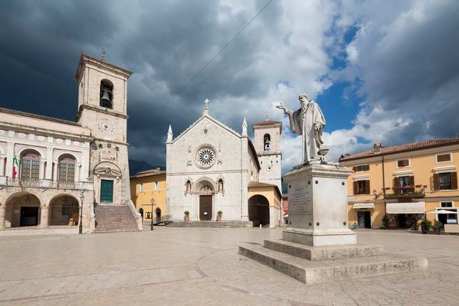 Camino de San Benedetto. Piazza San Benedetto en Norcia