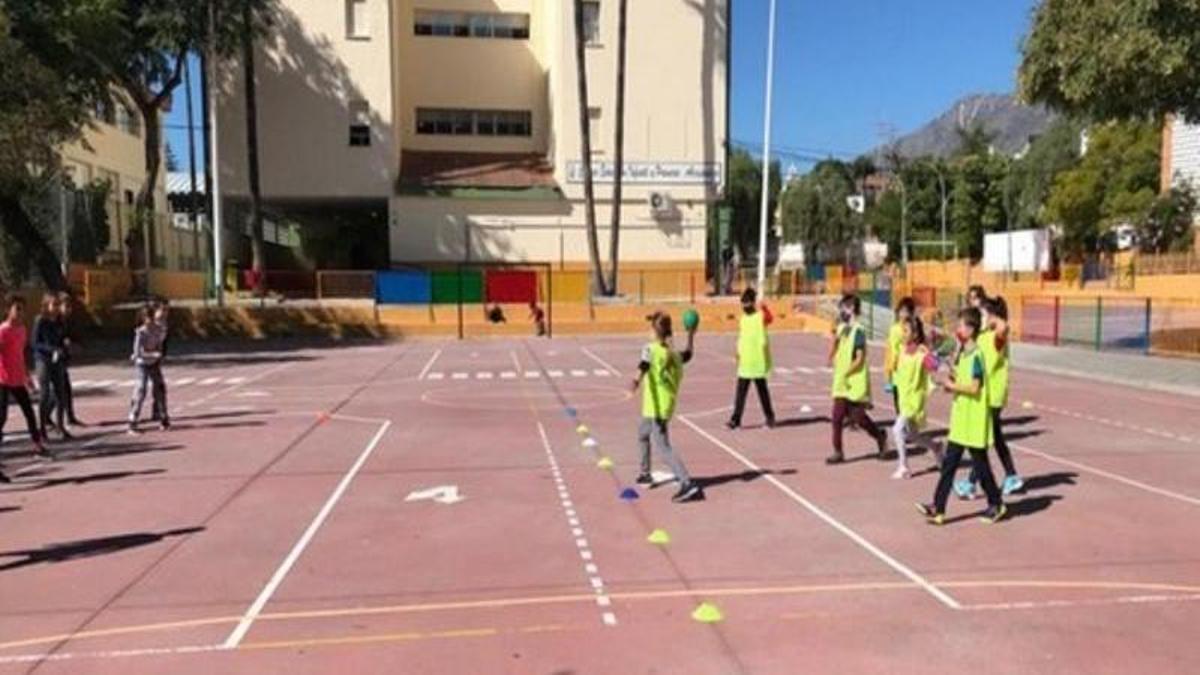 Niños juegan en el colegio Acapulco de Fuengirola.