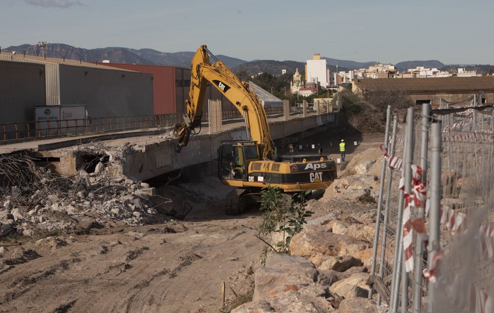 Avanzan los trabajos para desmantelar el Pantalán del Port de Sagunt.