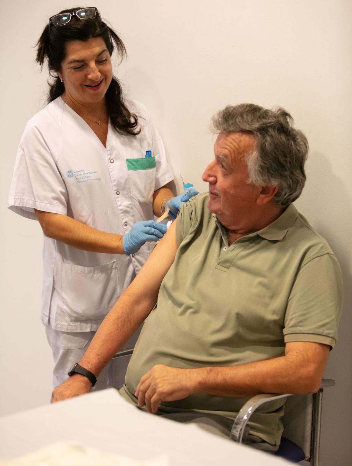 Vacunación este lunes en el centro de salud de Vila. | VICENT MARÍ