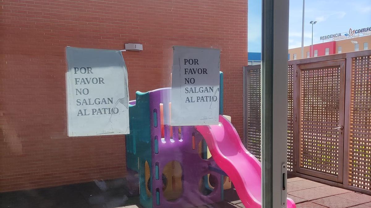 Patio de juegos infantiles anexo a la consulta de pediatría en San Roque