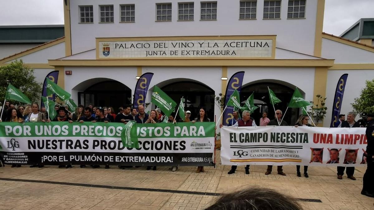 Una de las últimas protestas de los agricultores a las puertas del Palacio del Vino.