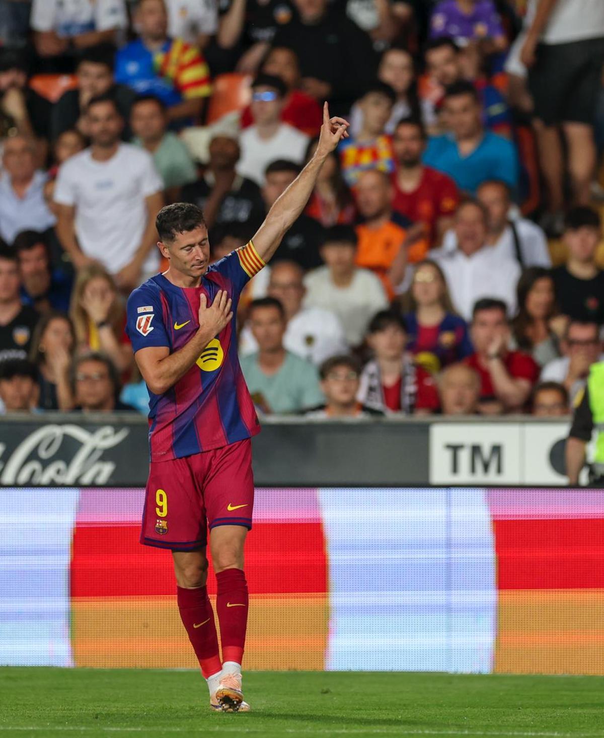 Robert Lewandowski se despide de los aficionados del Barça en Mestalla