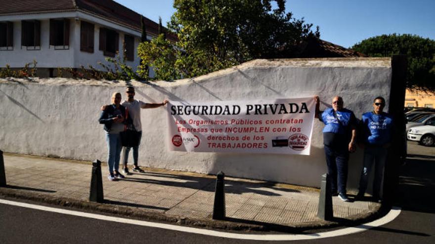 Una de las concentraciones del colectivo ante el Rectorado de la ULL.