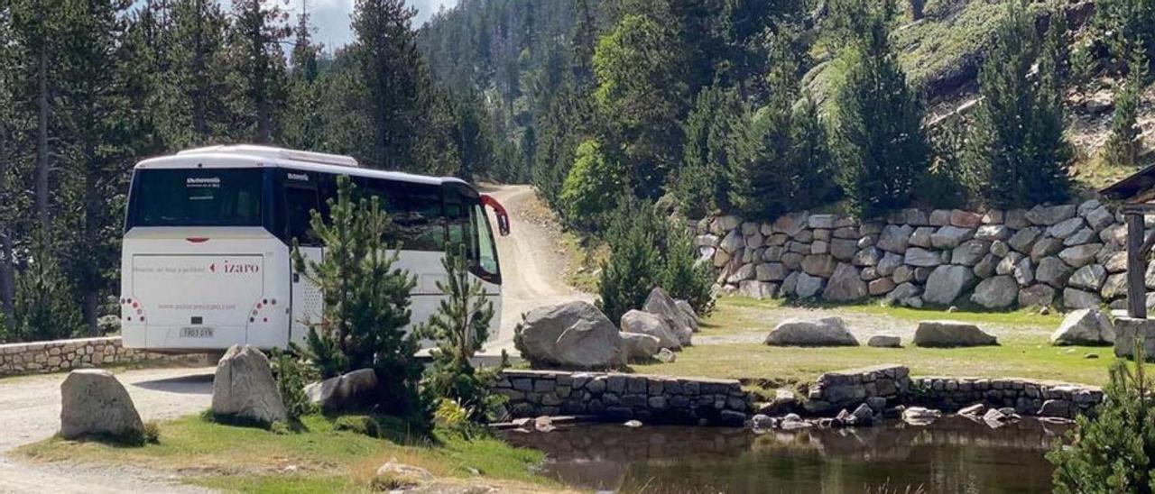 Un dels autocars de la línia a Lles l’any passat | ARXIU/ACN