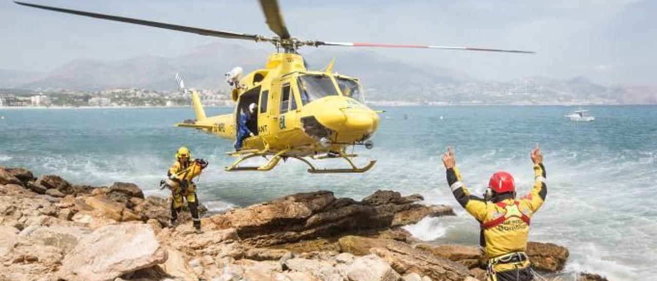 Efectivos de bomberos y el helicóptero del Consorcio en uno de los rescates en la comarca.