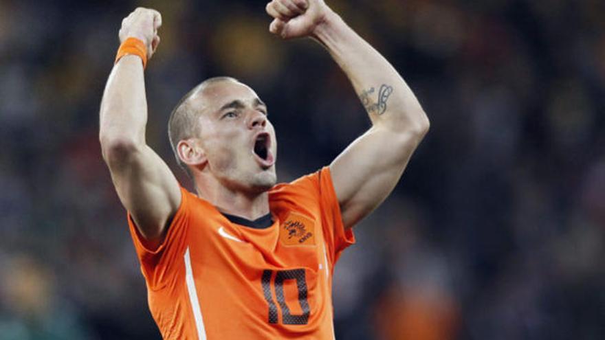 El jugador de la selección de Holanda Wesley Sneijder celebra su gol frente a Uruguay
