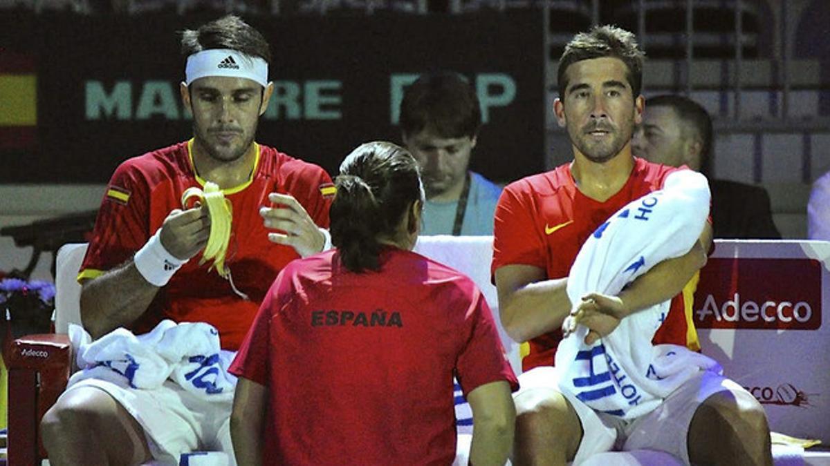 David Marrero (izquierda) y Marc López, durante el partido de dobles contra Rusia correspondiente a la eliminatoria por el ascenso al grupo mundial de la Copa Davis