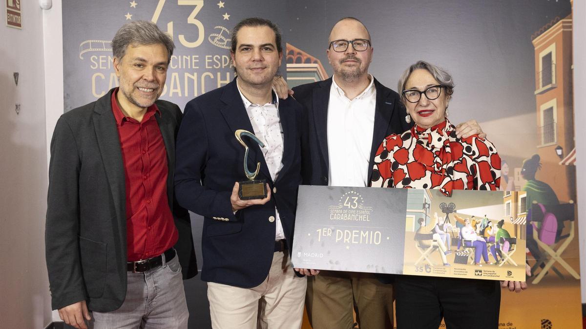 Jesús Soria, Jesús Martínez, Santigo Pajares y Luis Gavasa posan con el premio.