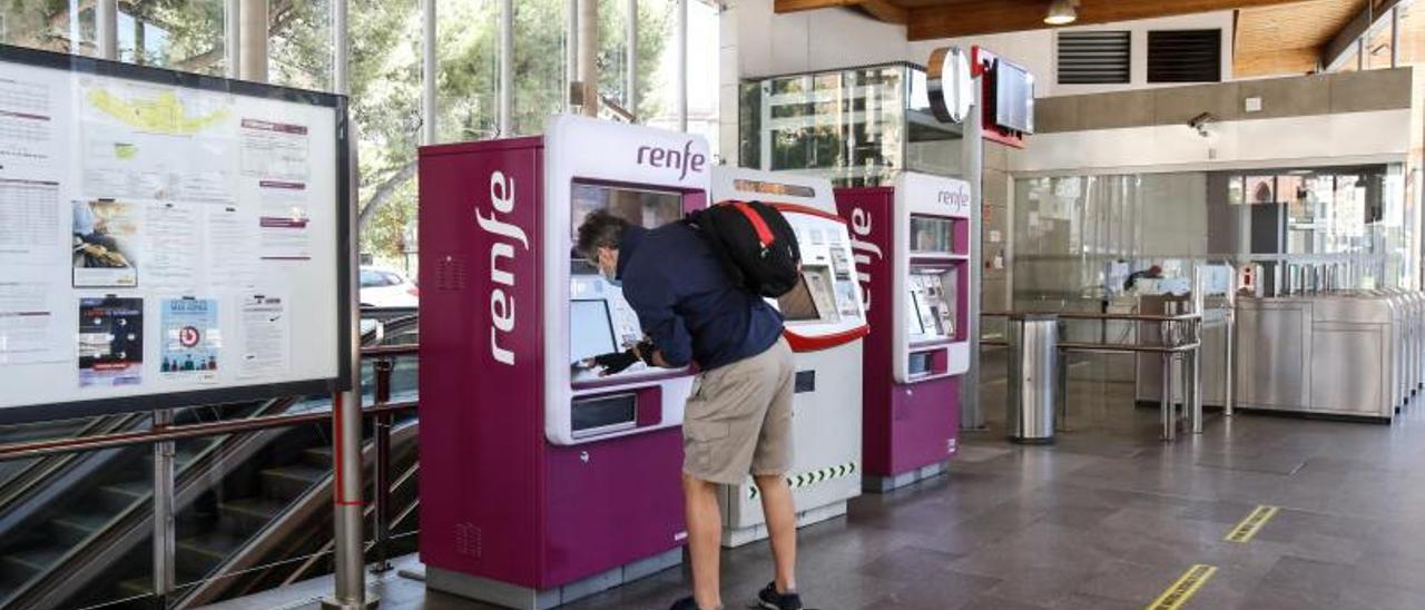 Un usuario del tren sacando billete en la estación de Goya. | EL PERIÓDICO