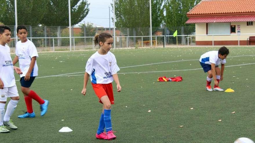 Una niña, preparada para lanzar el balón en el campo de fútbol Alonso Pimentel.