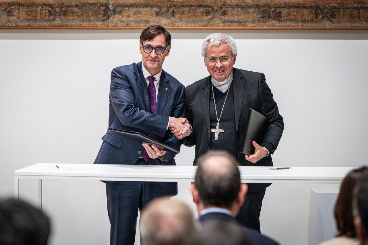 Salvador Illa y Joan Planellas, arzobispo de Tarragona, en el acto de firma del acuerdo de la Generalitat y la Iglesia por la cesión de terrenos para vivienda social