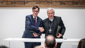 Salvador Illa y Joan Planellas, arzobispo de Tarragona, en el acto de firma del acuerdo de la Generalitat y la Iglesia por la cesión de terrenos para vivienda social
