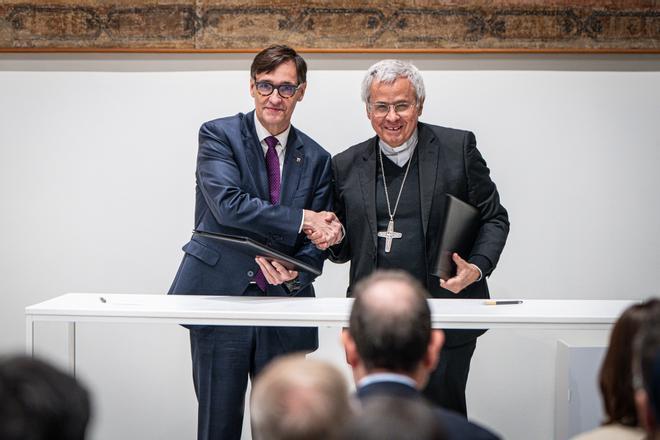 Salvador Illa y Joan Planellas, arzobispo de Tarragona, en el acto de firma del acuerdo de la Generalitat y la Iglesia por la cesión de terrenos para vivienda social