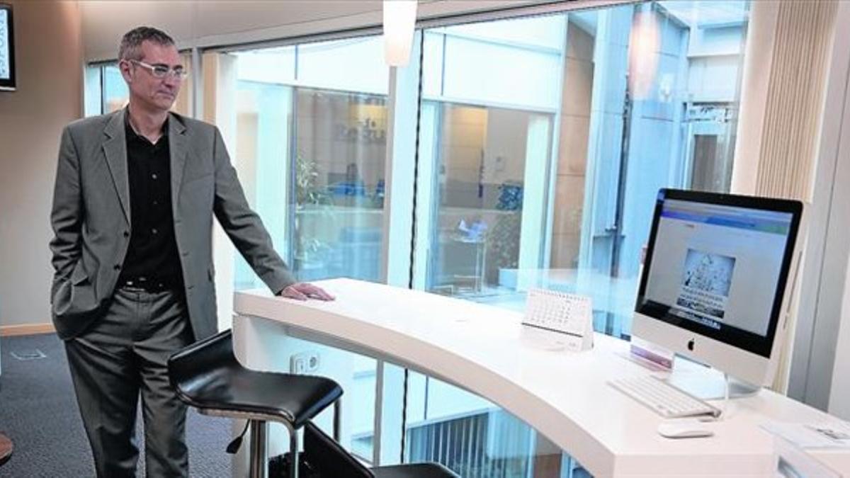 EXPECTATIVAS.  Gili en la oficinas de Regus en Barcelona, donde tienen sus instalaciones.