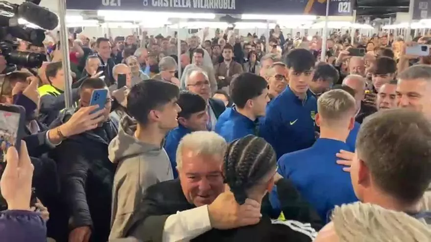 Laporta saluda a los jugadores del Barça cuando se dirigen a votar