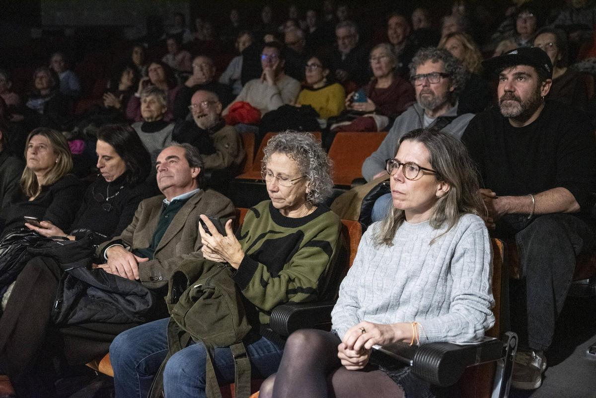 L'advocat Jordi Palou-Loverdos, Fina Farrés (Inshuti) i Zhaida Membrado; rere seu, amb barret, David Panxa