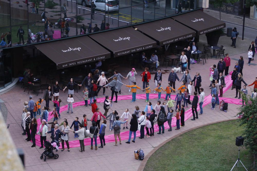 Un centenar de persones van crear el llaç rosa gegant de l''Oncolliga a la ciutat de Girona