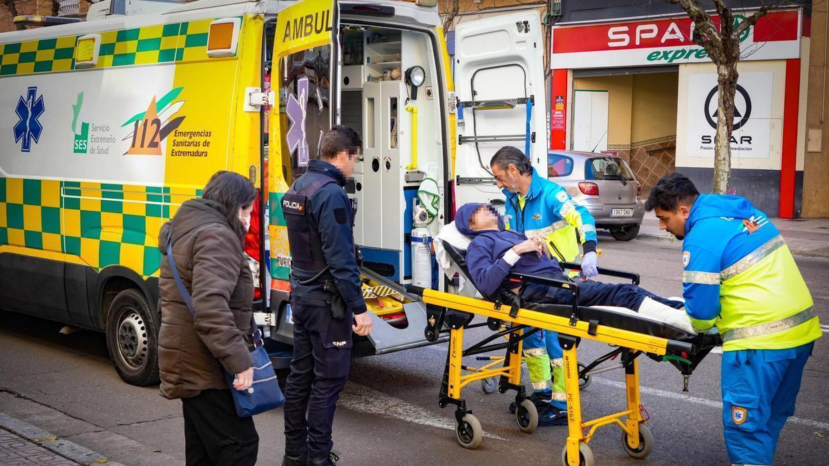 La Policía Nacional escolta al hombre que se precipitó de un quinto piso tras detenerlo por segunda vez en San Roque (Badajoz).