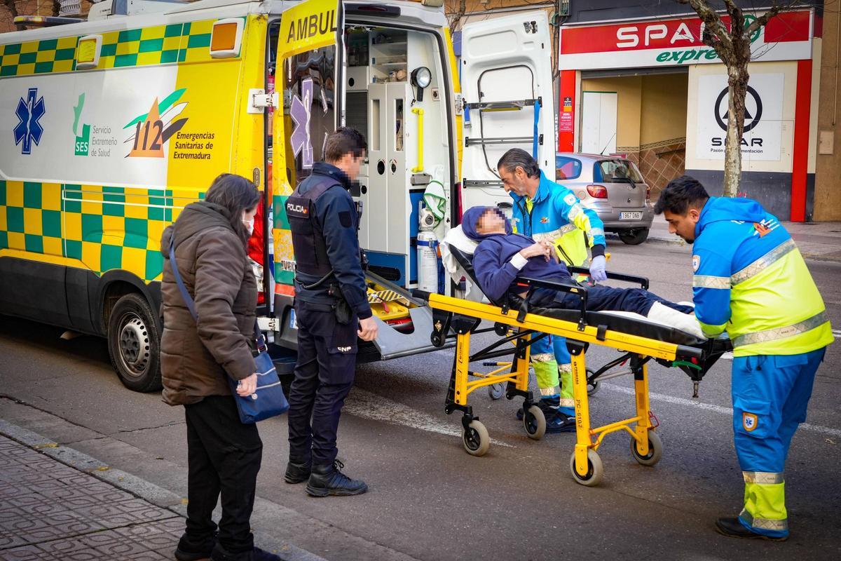 La Policía Nacional escolta al hombre que se precipitó de un quinto piso tras detenerlo por segunda vez en San Roque (Badajoz).