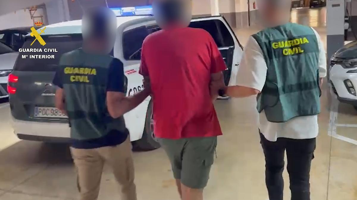 La Guardia Civil de Santa Pola detiene a un hombre por estafar 30.000 euros en toldos que no instalaba