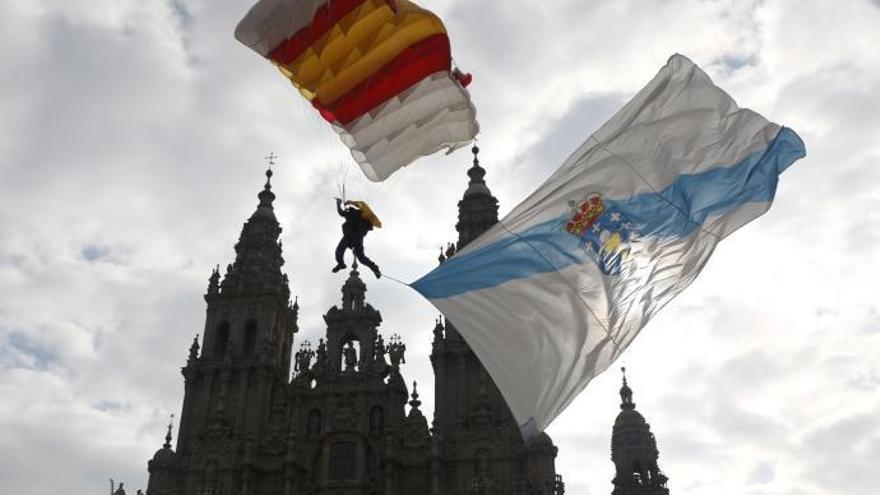 Uno de los tres paracaidistas que ha descendido sobre la plaza del Obradoiro el 25 de julio.