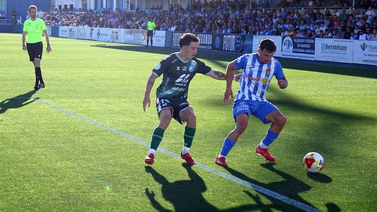 Héctor Martínez controla el balón ante un rival en el Águilas-Xerez