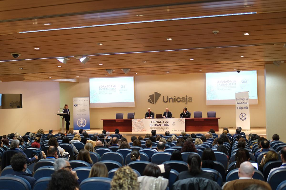 Momento de la jornada celebrada en el salón de actos de Unicaja.