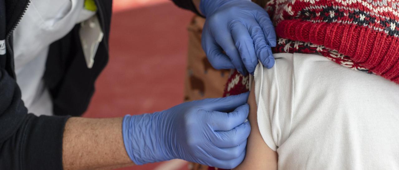 Imagen de vacunación contra el coronavirus en un colegio de Castellón.