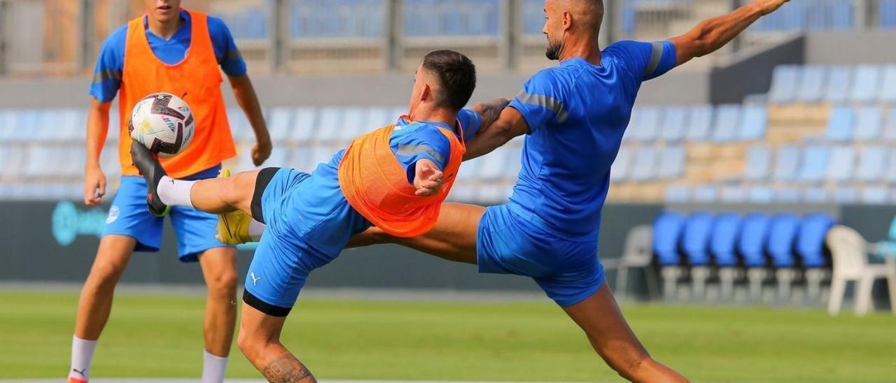 Gálvez y Escobar pugnan por el balón durante una sesión de entrenamiento de la UD Ibiza.