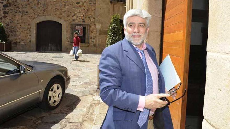 Francisco García Peña: &quot;Caja Badajoz ha perdido un 50% de su valor, pero ha sobrevivido&quot;