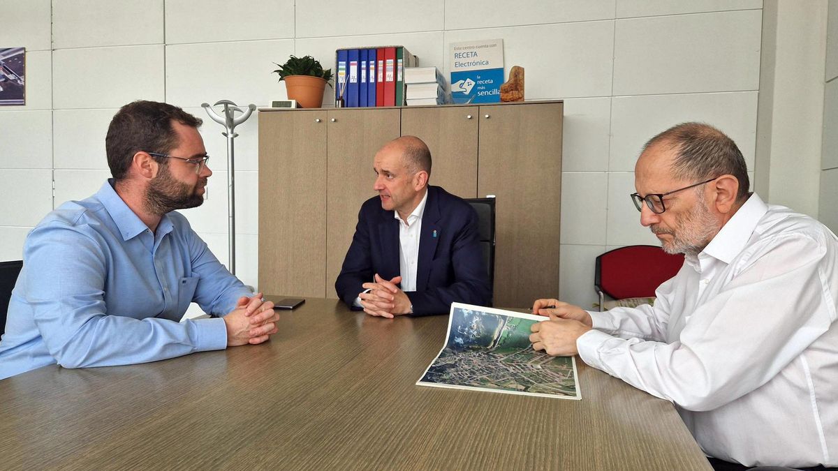 El alcalde de Tapia, Pedro Fernández; el viceconsejero de Política Sanitaria, Pablo García; y el jefe del Servicio de Obras de la consejería, Jesús Menéndez.