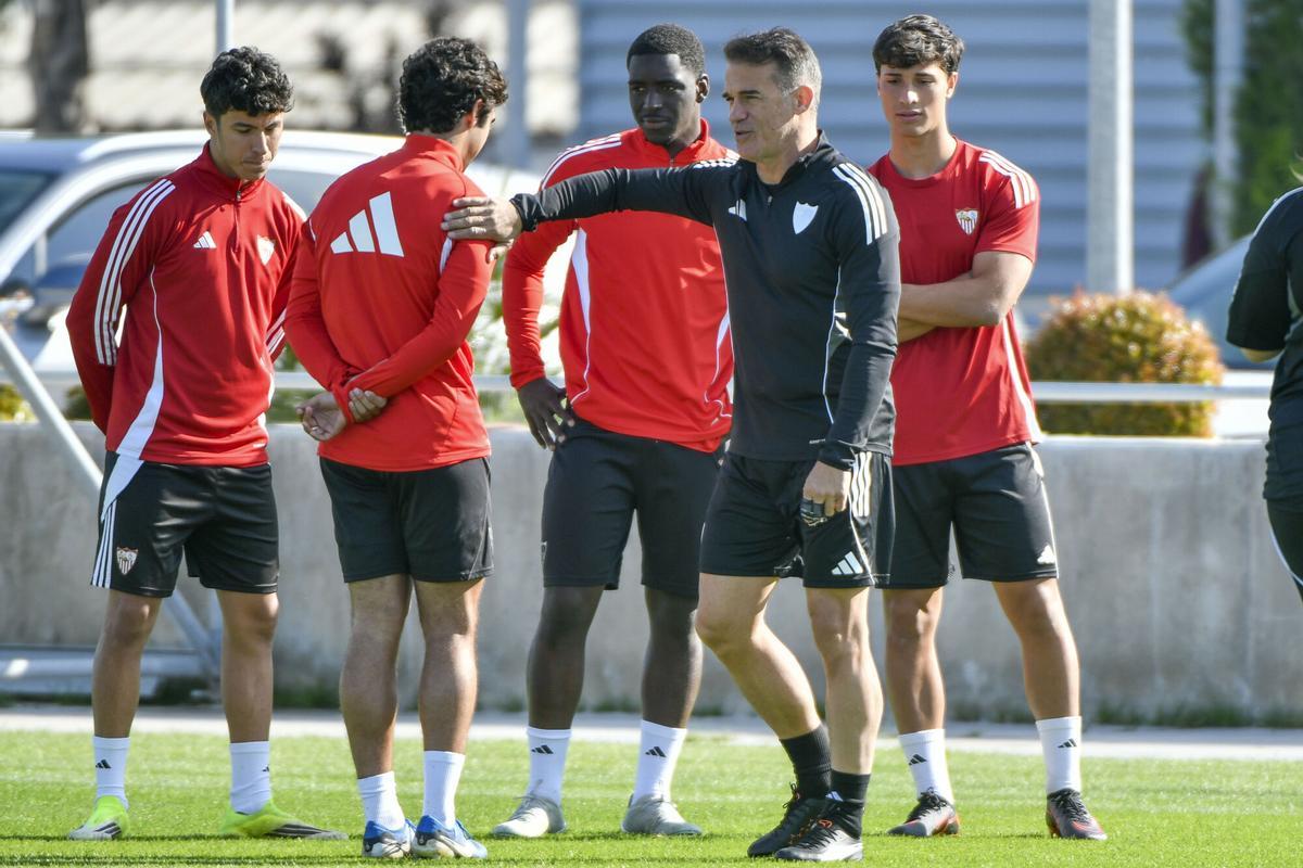 Luis García Plaza, al frente de su primer entrenamiento en el Sevilla FC