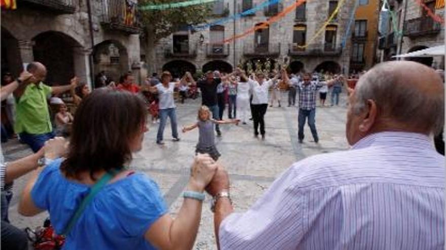 Garrotxa Besalú celebra la festa major amb sardanes i una regata pel Fluvià