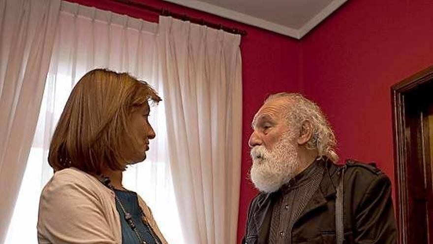 Esther Díaz, conversando con Carlos Álvarez-Nóvoa, ayer, en el Ayuntamiento.