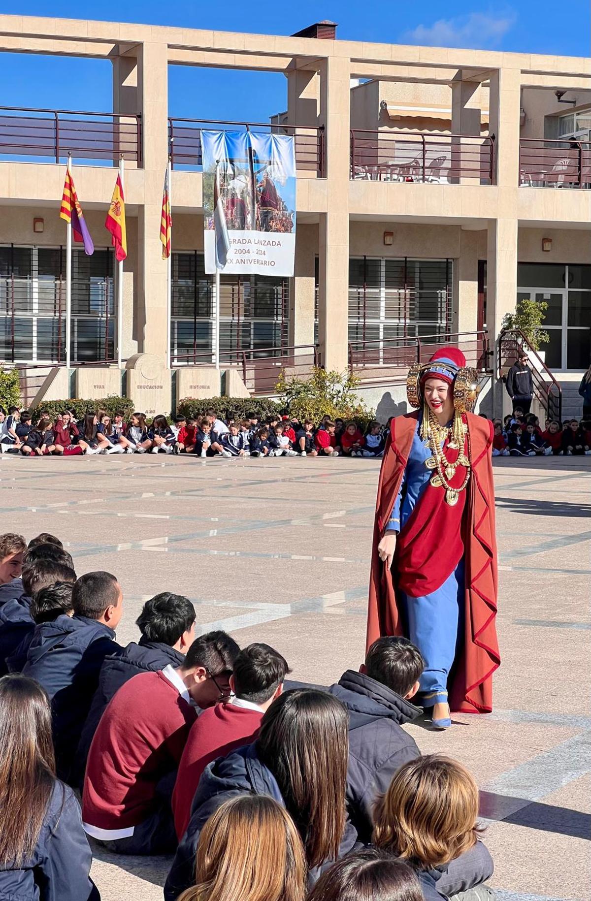 La Dama Viviente, en el patio del centro educativo Carmelitas