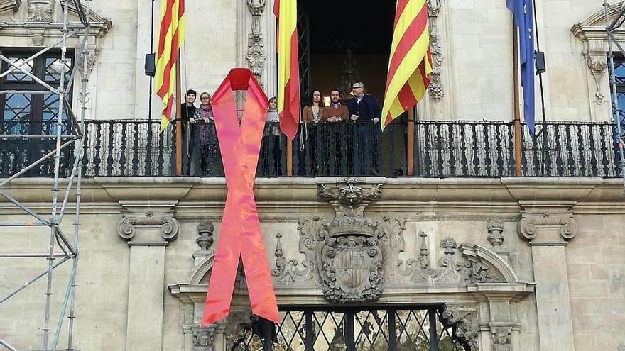 Un lazo rojo para recordar la lucha contra el sida