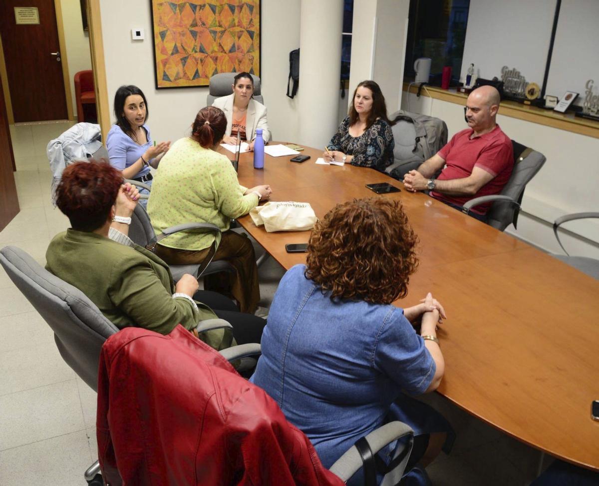 Un momento de la reunión celebrada ayer en el Concello de Moaña. | GONZALO NÚÑEZ