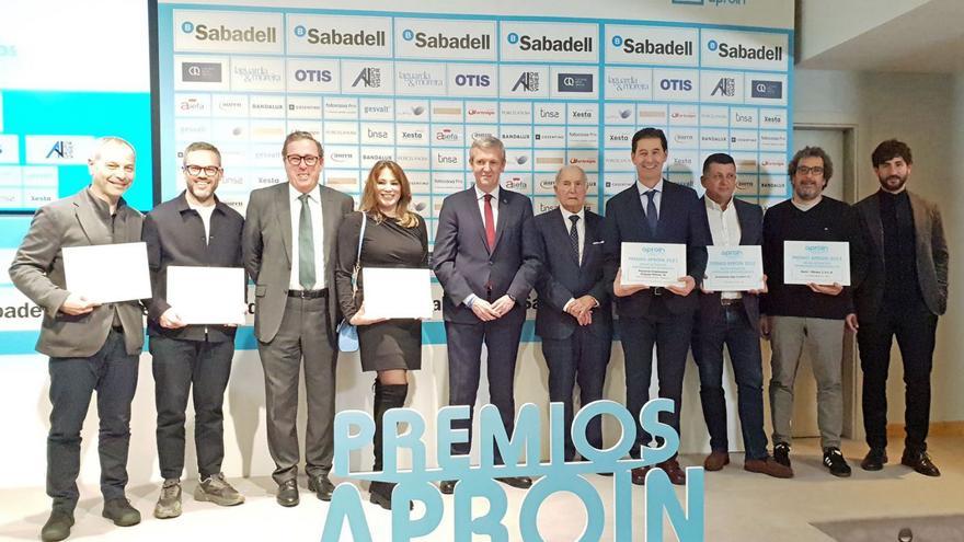 Rueda (c.), con Javier Garrido (3i.), Luis Espada (5d.) y los premiados por Aproin este año. |   // MARTA G. BREA