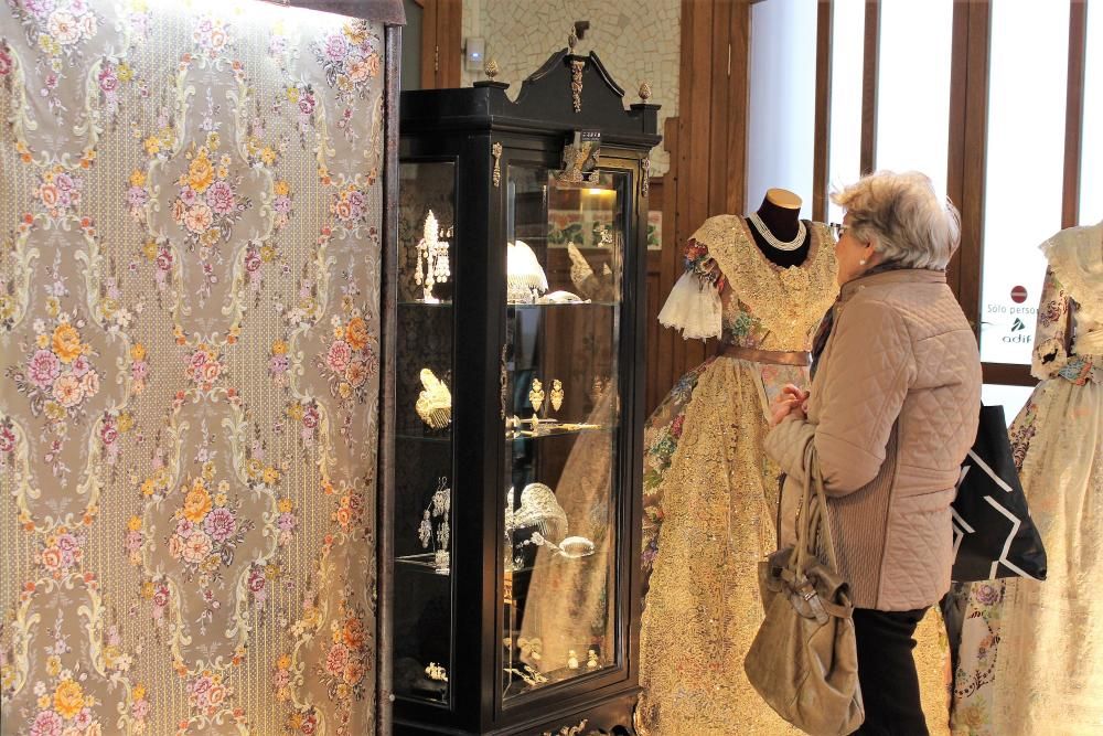 Exposicion de Indumentaria Tradicional en la Estación del Norte