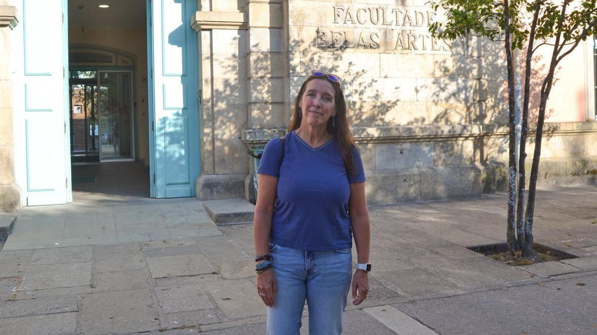 La profesora y artista Carmen Hermo.
