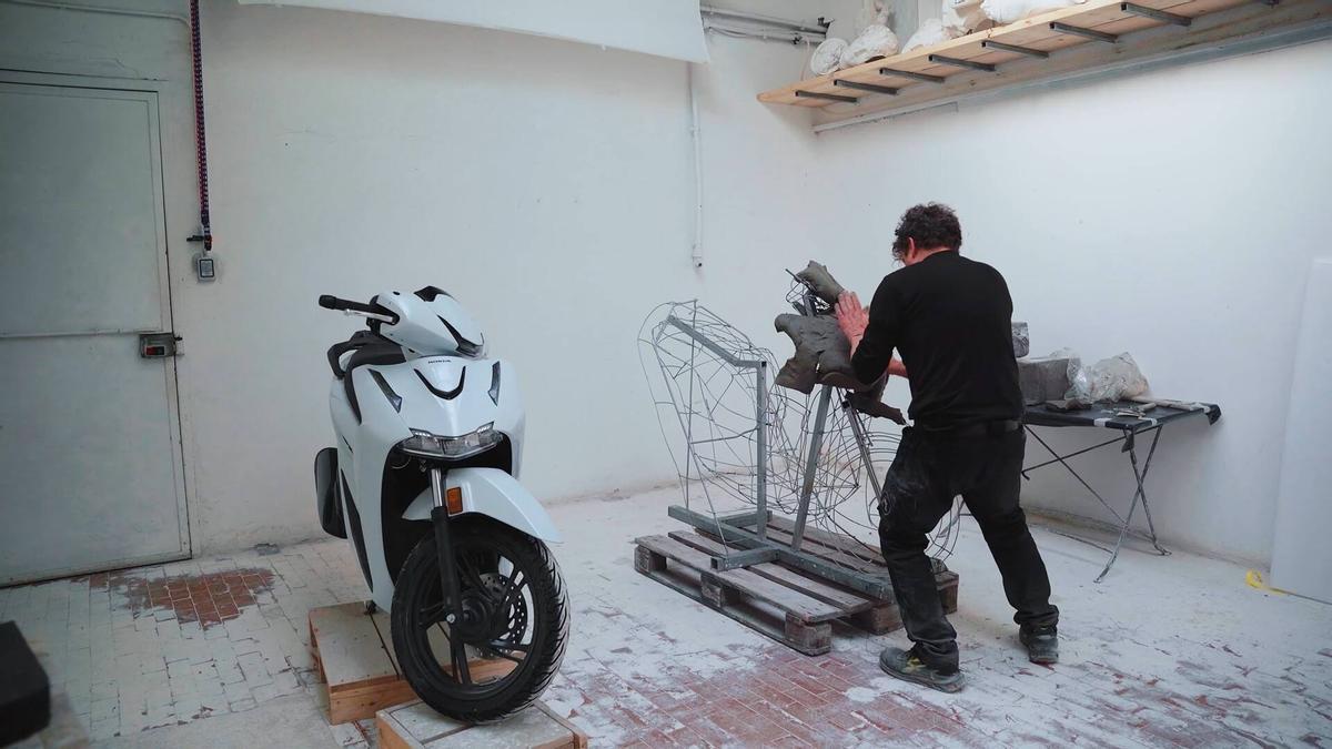 La escultura “Hanami”, una Honda SH125i tallada en mármol a escala real por el reconocido escultor italiano Filippo Tincolini