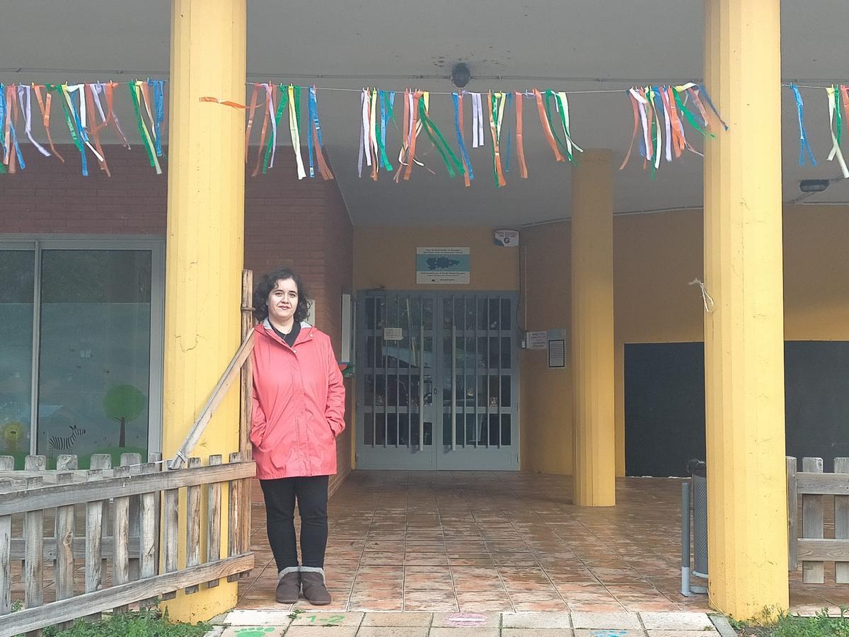 García, frente a la escuela infantil en la que trabaja.