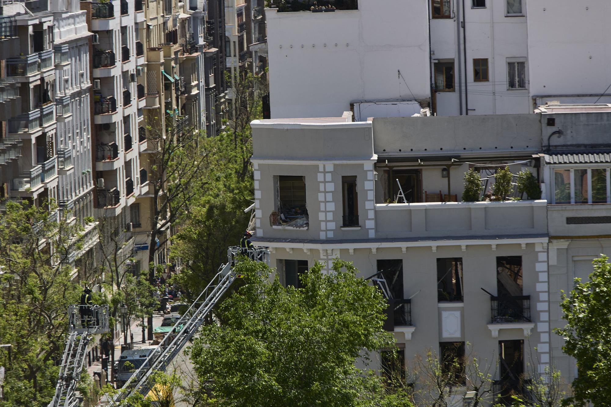 Un bombero trabaja en la vivienda del barrio Salamanca donde se ha registrado una explosión, a 6 de mayo de 2022, en Madrid (España). La deflagración, posiblemente de gas, ha ocurrido sobre las 13 horas en una vivienda en la calle General Pardiñas número